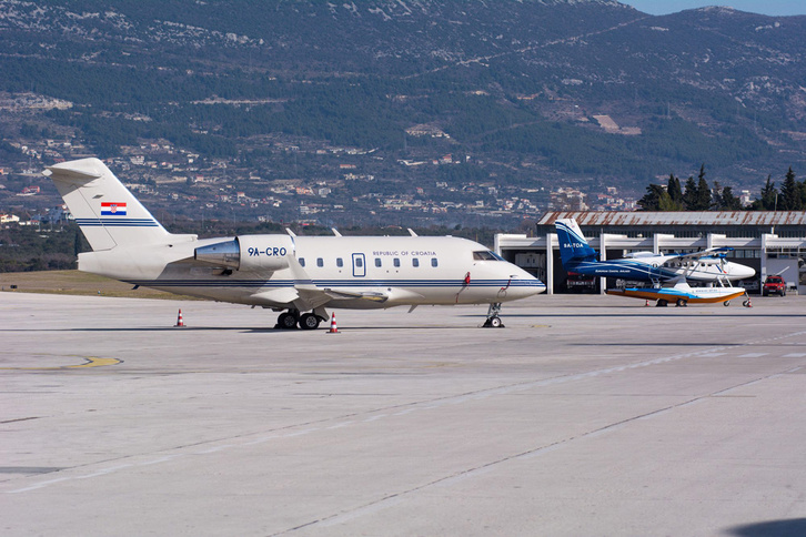 A spliti repülőtéren a horvát kormánygép mellett a Twin Otter hidroplán, ami a miniszterelnököt viszi a szigetre.