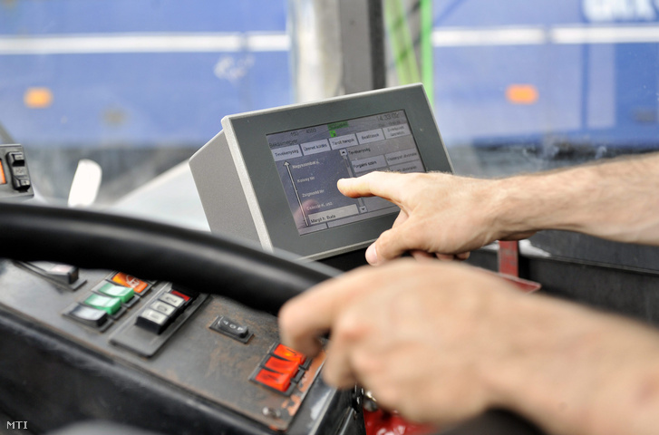 Futár informatikai rendszer műszaki berendezésének érintőképernyős kijelzője egy 435-ös Ikarus autóbuszban a BKV dél-pesti buszgarázs parkolójában.