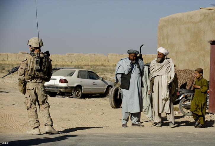 Tengerészgyalogos Afganisztán Garmsir tarományában 2009. novemberében