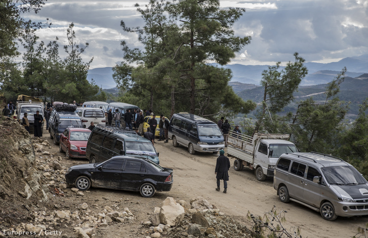 Orosz bombázás elől menekülő arab és türkmén családok pihennek a szíriai Latakia mellett, útban a török határ felé.