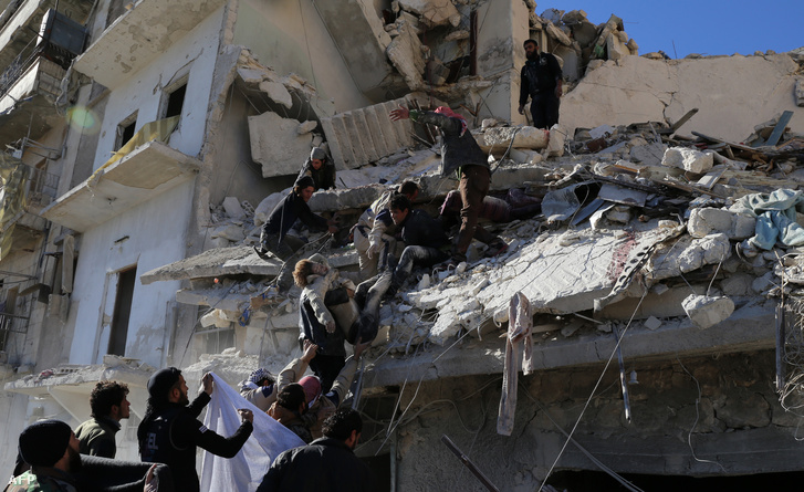 Túlélők és áldozatok után kutatnak egy bombázást követően Aleppóban, december 7-én