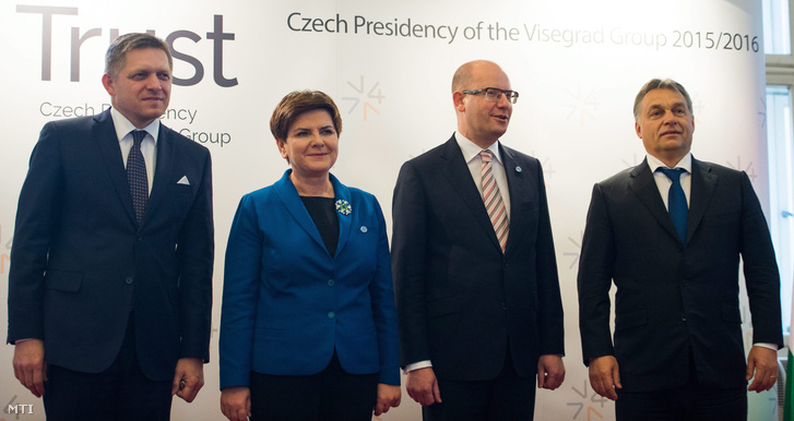 Robert Fico szlovák, Beata Szydło lengyel, Bohuslav Sobotka cseh és Orbán Viktor magyar miniszterelnök (b-j) a visegrádi négyek (V4) kormányfői találkozóján Prágában 2015. december 3-án