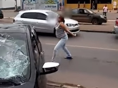 Lebukott a férje a szeretőjével, szétrúgta az autóját