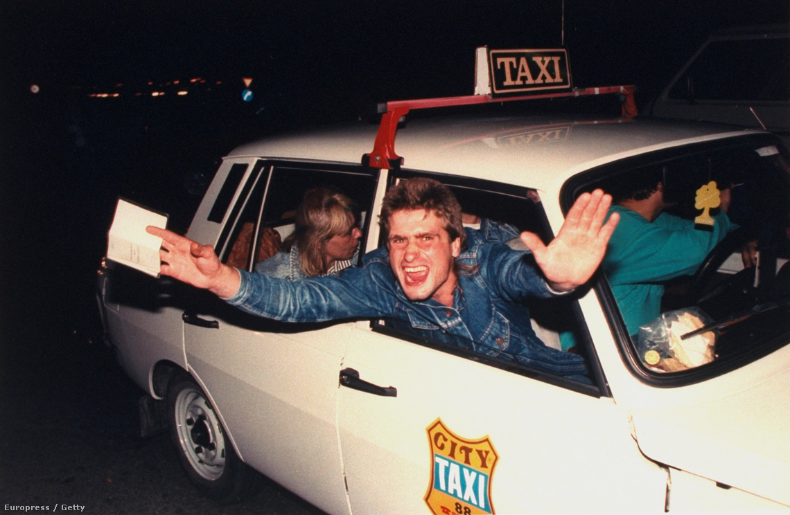 Egy Németországba tartó magyar taxi az osztrák-magyar határon Nickelsdorfnál (1989)