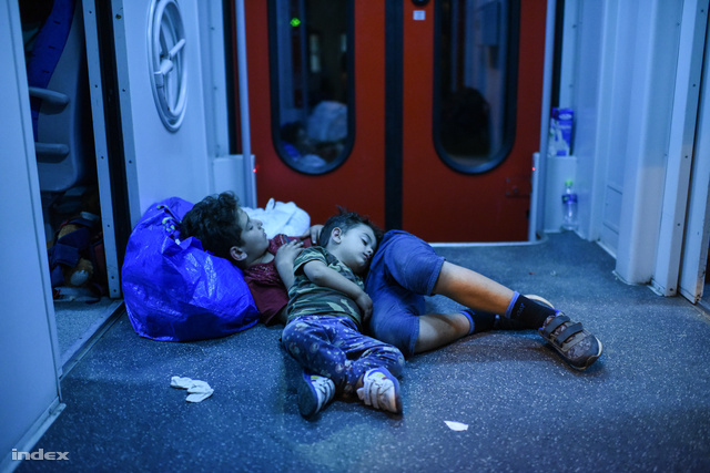 Menekült gyerekek alszanak egy vonaton a horvátországi Pélmonostornál