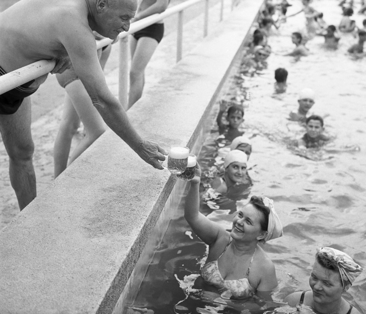 Hemző Károly: A BVSC uszodájában, 1960