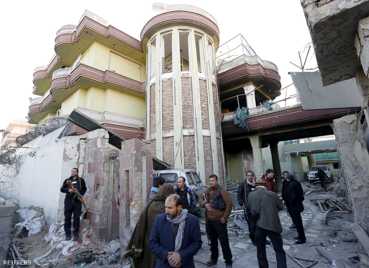 Az afgán biztonsági erők emberei őrködnek a kabuli spanyol nagykövetség előtt 2015. december 12-én, miután az előző este tálib szélsőségesek megtámadtak egy vendégházat a külképviselet mellett, az afgán főváros Serpur kerületében.