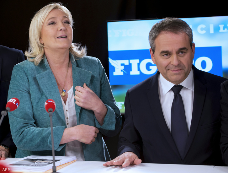 Marine Le Pen a Nemzeti Front listavezetője és a Köztársaságiak jelöltje, Xavier Bertnad egy televíziós vitán a francia Grand Lille TV felvételén, 2015. december 9-én.