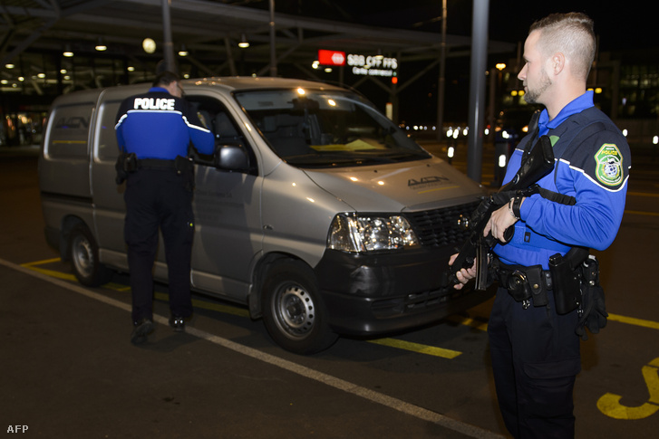 A biztonsági szolgálat ellenőriz egy járművet a genfi reptéren, miután a rendőrség terrorveszélyre figyelmeztetett a városban, 2015. december 10-én.