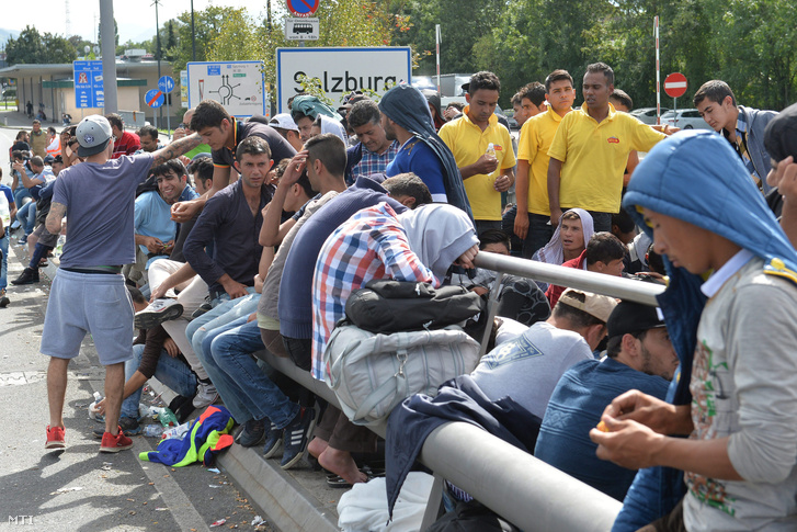 Illegális bevándorlók várakoznak egy hídon miután rendőrök feltartóztatták őket az osztrák-német határ ausztriai oldalán fekvő Salzburgban 2015. szeptember 17-én.