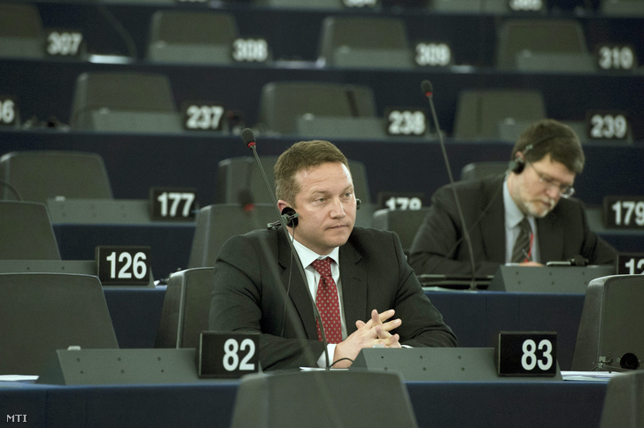 parlamenti (EP) képviselője az EP Magyarországról szóló plenáris vitája előtt Strasbourgban 2015. május 19-én.