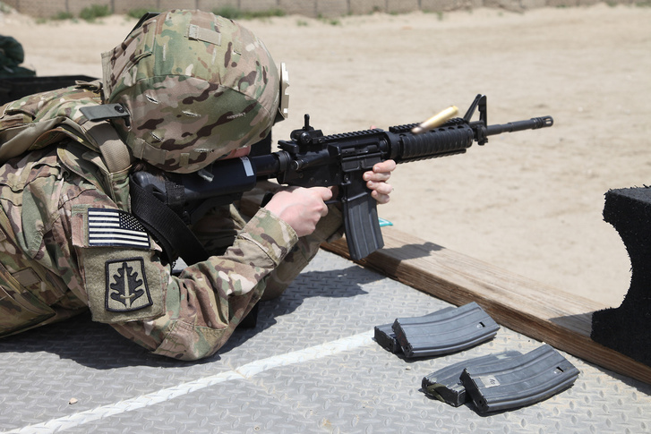 Amerikai katona gyakorol az új lőszerekkel egy katonai lőtéren