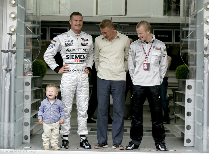 Hugo Häkkinen, David Coulthard, Mika Häkkinen és Kimi Räikkönen még 2002-ben a McLaren paddockban