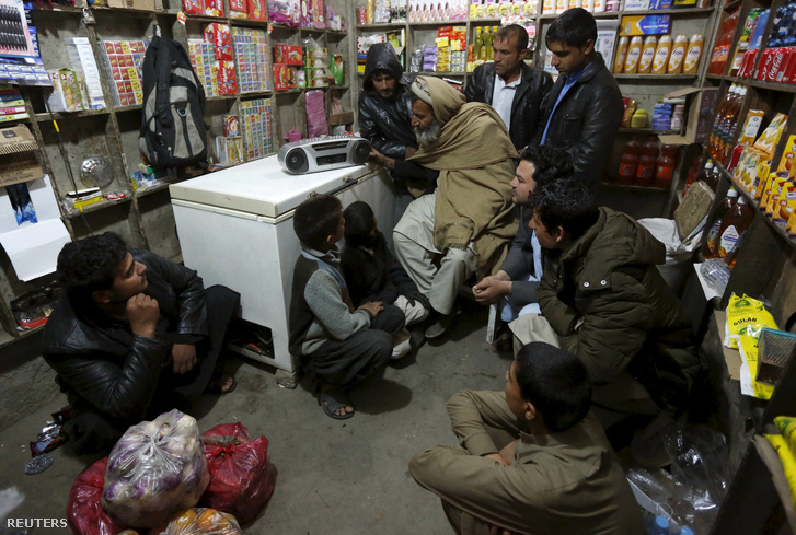 Afgánok hallgatják az Iszlám Állam rádióadását a kelet-afganisztáni Jalalabad városban, 2015. december 19-én.