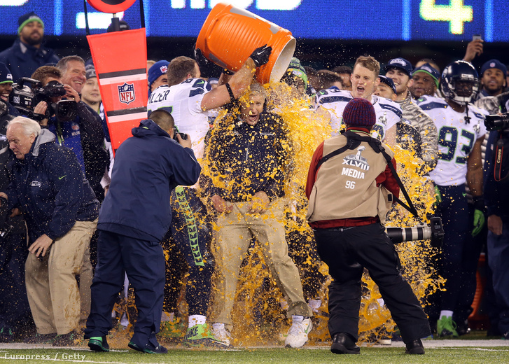 2014-ben rendesen megfürdették a Seattle-játékosok Pete Carrollt a Super Bowlban