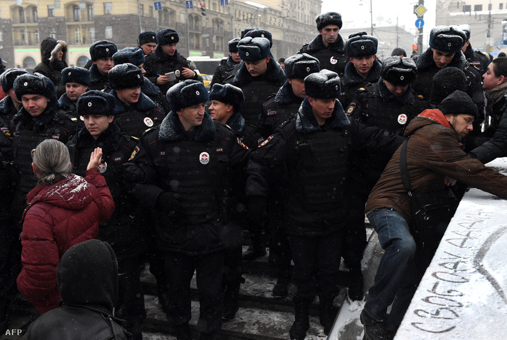 Ellenzéki tüntetőket oszlatnak a rendőrök Moszkvában, december 12-én, az Alkotmány ünnepén.