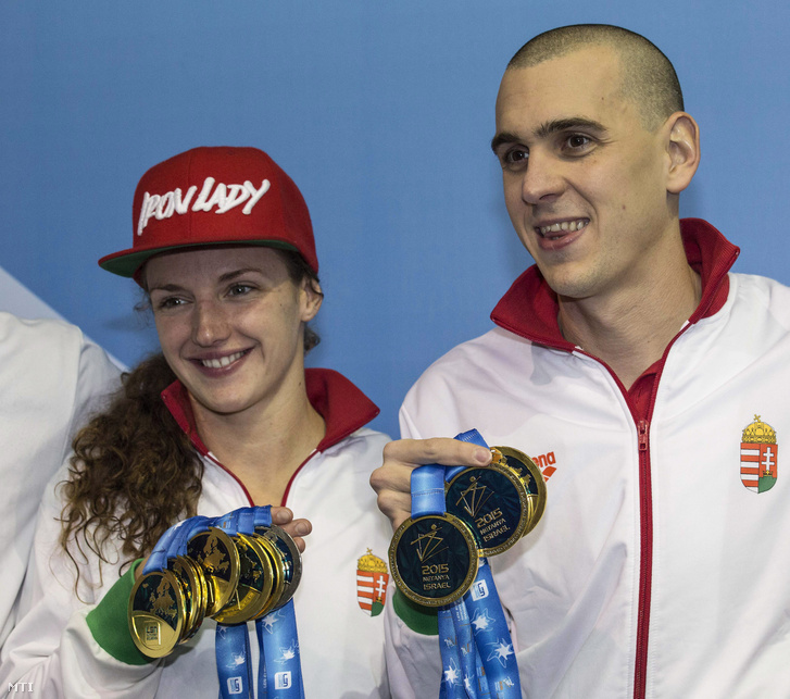 Hosszú Katinka és Cseh László a megnyert érmeit mutatja a netánjai rövidpályás úszó Európa-bajnokság végén 2015. december 6-án.