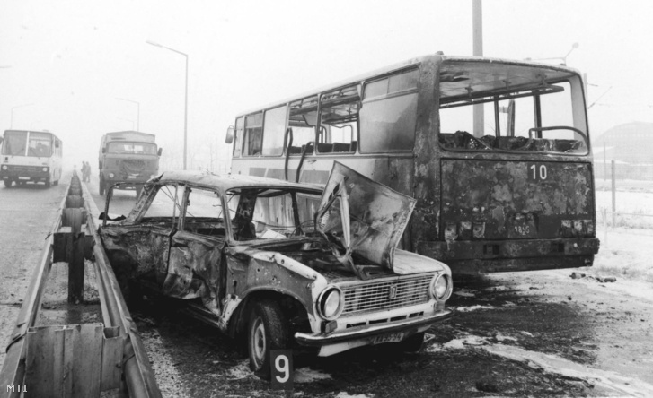 A Ferihegyi gyorsforgalmi úton történt merényletben kiégett busz és a robbantáshoz használt gépkocsi.