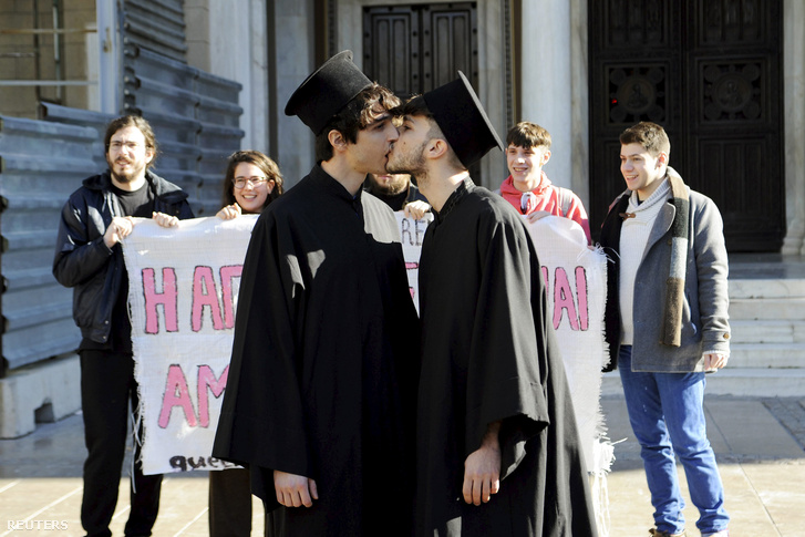 Melegjogi aktivisták görög ortodox papnak beöltözve csókolóznak az athéni székesegyház előtt, tiltakozásul a homofóbia ellen. Athén, 2015. december 22.