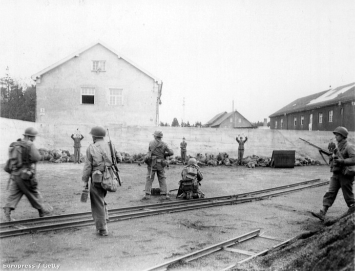 Amerikai katonák végeznek ki őröket a dachaui koncentrációs tábor felszabadításakor