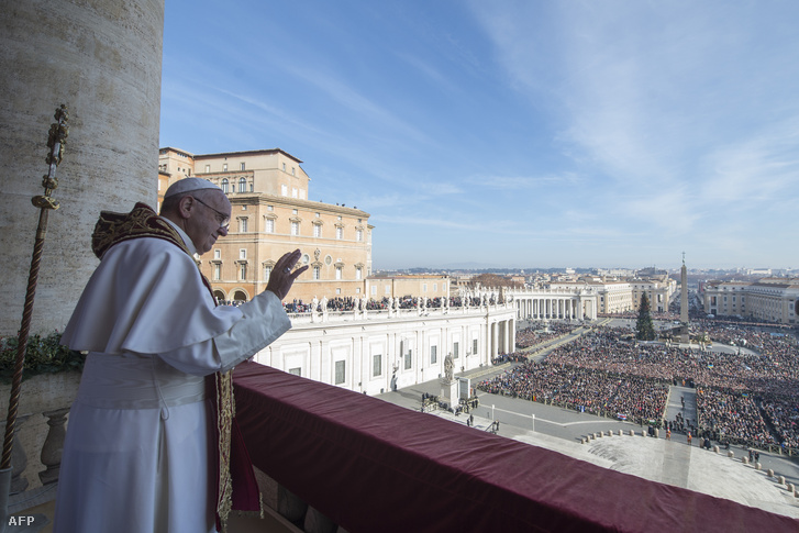 Ferenc pápa köszönti a híveket, mielőtt elmondja hagyományos karácsonyi Urbi et Orbi (a városnak és a világnak) szóló üzenetét.