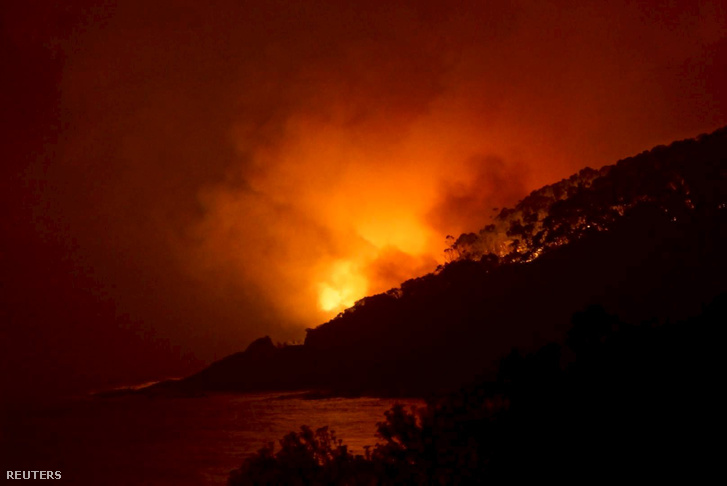Erdőtűz pusztít a Melbourne-től délre fekvő Wye River közelében, 2015. december 25-én.