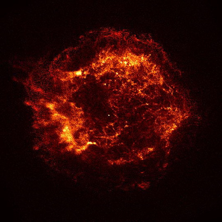 Egy évtizede vizsgálódik a Chandra űrtávcső A Chandra első felvétele, rajta a Cas A jelű szupernóva-maradvány, melynek közepén jól kivehető a csillagrobbanás után visszamaradt kompakt objektum (neutroncsillag vagy fekete lyuk) sugárzása (NASA & Chandra Science Center)