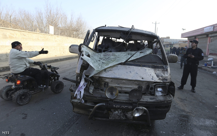 Egy megrongálódott autó a kabuli repülőtér bejárata közelében ahol egy öngyilkos merénylő felrobbantotta gépkocsiját a NATO katonai konvoja mellett 2015. december 28-án.