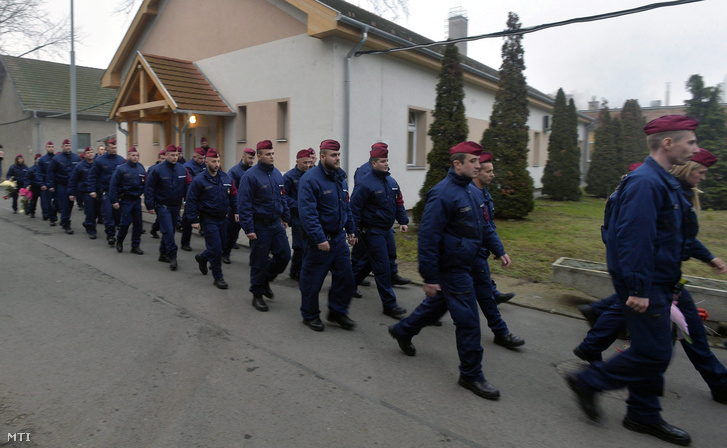 A Szlovéniába induló második magyar rendőrkontingens tagjai búcsúztatásukon Budapesten a Készenléti Rendőrség Kerepesi úti objektumában 2015. december 28-án.