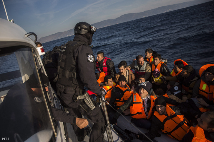 Törökországból érkezett a tengeren bajba jutott 56 illegális bevándorlót ment ki az Európai Unió határvédelmi ügynöksége a Frontex portugál hajójának legénysége Leszbosz görög sziget partjai előtt.