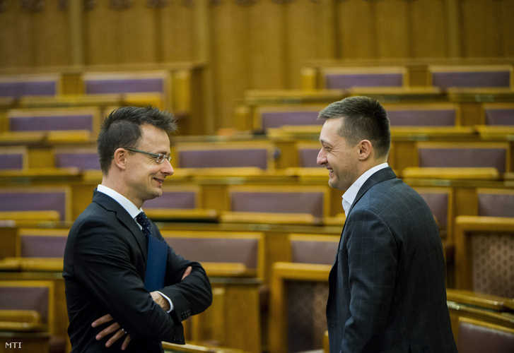 Rogán Antal a Fidesz frakcióvezetője (j) és Szijjártó Péter külgazdasági és külügyminiszter.