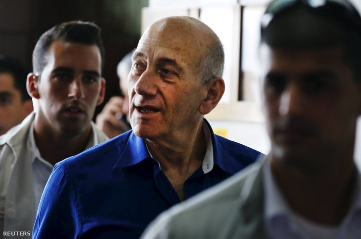 Ehmud Olmert elhagyja a tel-avivi kerületi bíróság épületét 2014. május 13-án.
