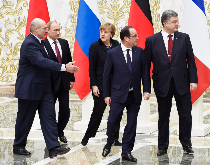 Merkel, Hollande, Putyin, Porosenko és a házigazda Lukasenko 2015. február 11-én Minszkben.