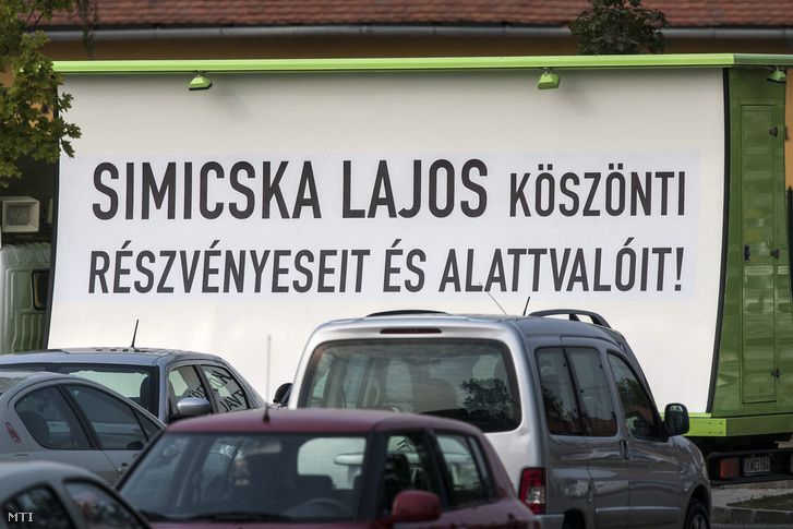 Felirat egy teherautón elhelyezett óriásplakáton a Fidesz-KDNP szeptemberi frakcióülésének otthont adó szállónál