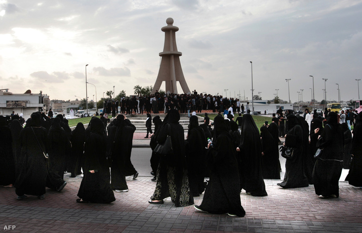 Szaúdi síita nők tüntetnek az ajatollah kivégzése ellen Qadifban.