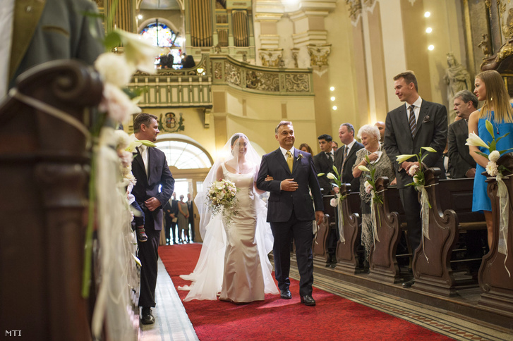 Orbán Viktor kíséri az oltárhoz lányát Orbán Ráhelt egyházi esküvőjén.