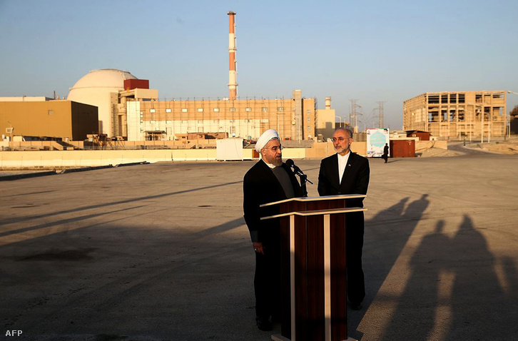Hasszán Rohani iráni elnök sajtótájékoztatót tart az buseri atomerőmű előtt