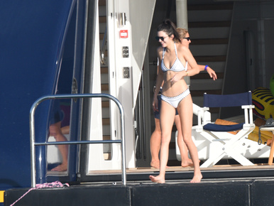 Kendall Jenner bikiniben évődik állítólagos pasijával