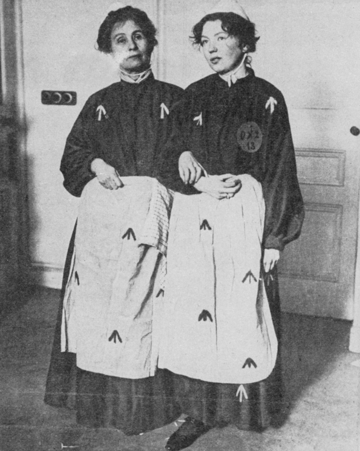 Christabel Pankhurst és Emmeline Pankhurst a Christabel börtön egyenruhájában