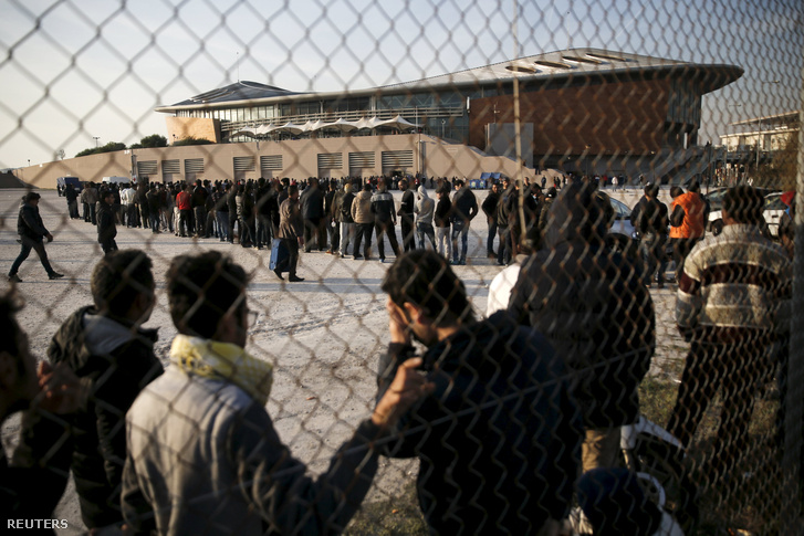 Használaton kívüli stadionból kialakított menekültszállás Athén mellett
