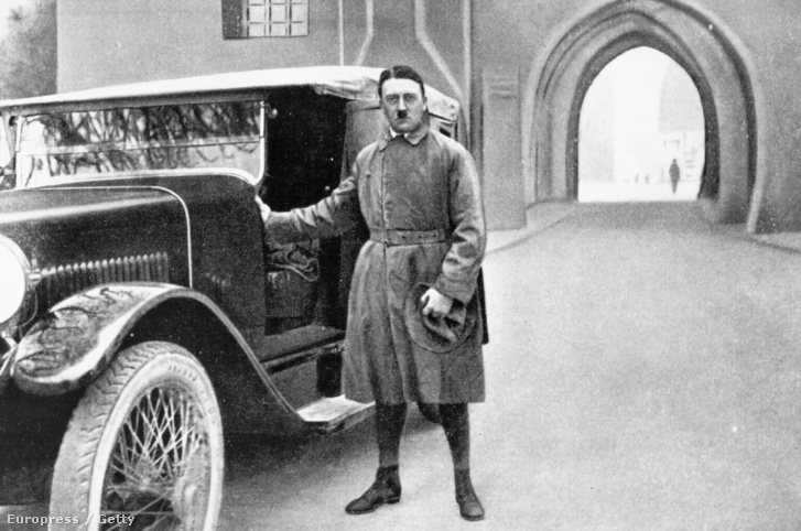 Hitler elhagyja a landsbergi fegyházat 1924 decemberében. A kép hamis, Adolf Hitler kérésére retusálták, mert olyan képet szeretett volna magáról, amin éppen elhagyja a börtönt.