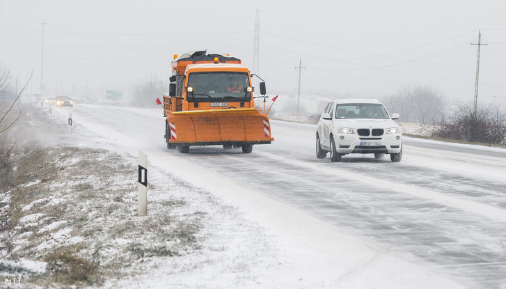 A hóhelyzet tegnap az 58-as úton Pécs határában