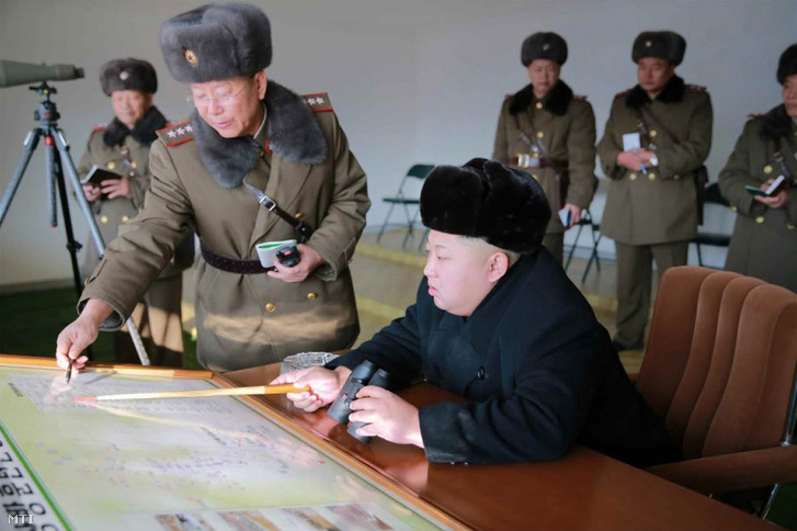 2015. december 24-én közreadott, dátummegjelölés nélküli képen Kim Dzsongun egy ismeretlen észak-koreai helyszínen tartott hadgyakorlaton