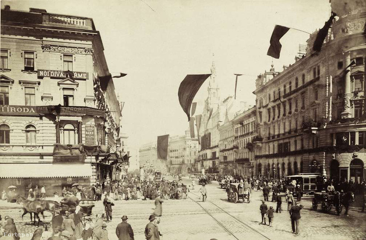 Rákóczi út - Nagykörút kereszteződés 1894. április 1-én, Kossuth Lajos temetése alkalmával fellobogózva.