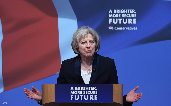 Theresa May brit belügyminiszter beszédet mond a Konzervatív Párt választási kampányrendezvényén Swindonban 2015. április 14-én.