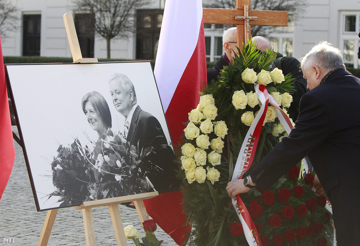 Jaroslaw Kaczynski a repülőszerencsétlenségben elhunyt Lech Kaczynski volt államfő ikertestvére a szmolenszki légikatasztrófa ötödik évfordulója alkalmából tartott megemlékezésen a varsói elnöki palota előtt 2015. április 10-én.