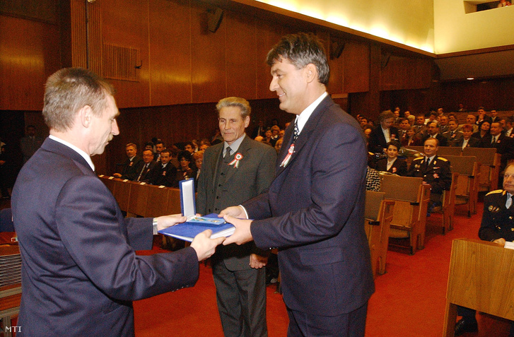 Pintér Sándor belügyminiszter kitüntetést ad át Bedros Jonathán Róbertnek, az akkori BM Központi Kórház és Intézményei igazgatójának, 2002. március 14-én.