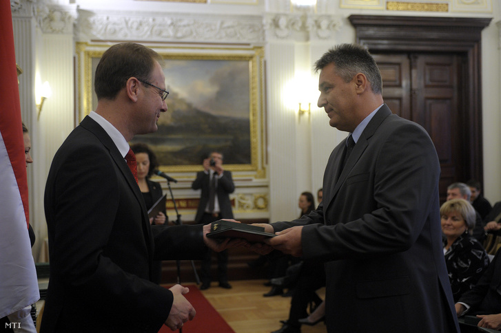 Navracsics Tibor adja át a Magyar Köztársasági Érdemrend lovagkeresztjének polgári tagozatának kitüntetését Bedros J. Róbertnek 2010. október 23-án.