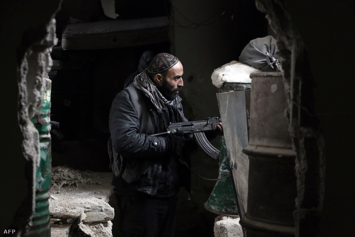 Az Iszlám Hadsereg (Jaish al-Islam) egyik katonája Damaszkuszban 2016. január 4-én