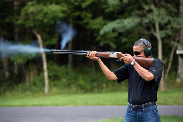 Obama egy lőtéren gyakorol 2012-ben.